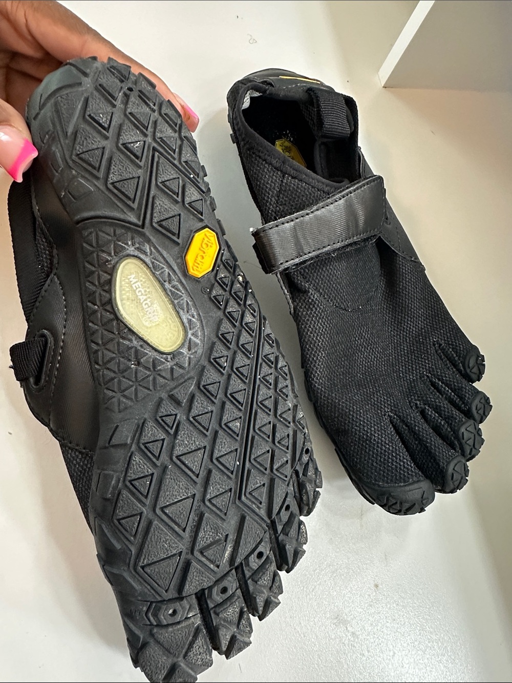 Vibram Black FiveFingers Women’s Toe Shoes - Picture 2 of 3